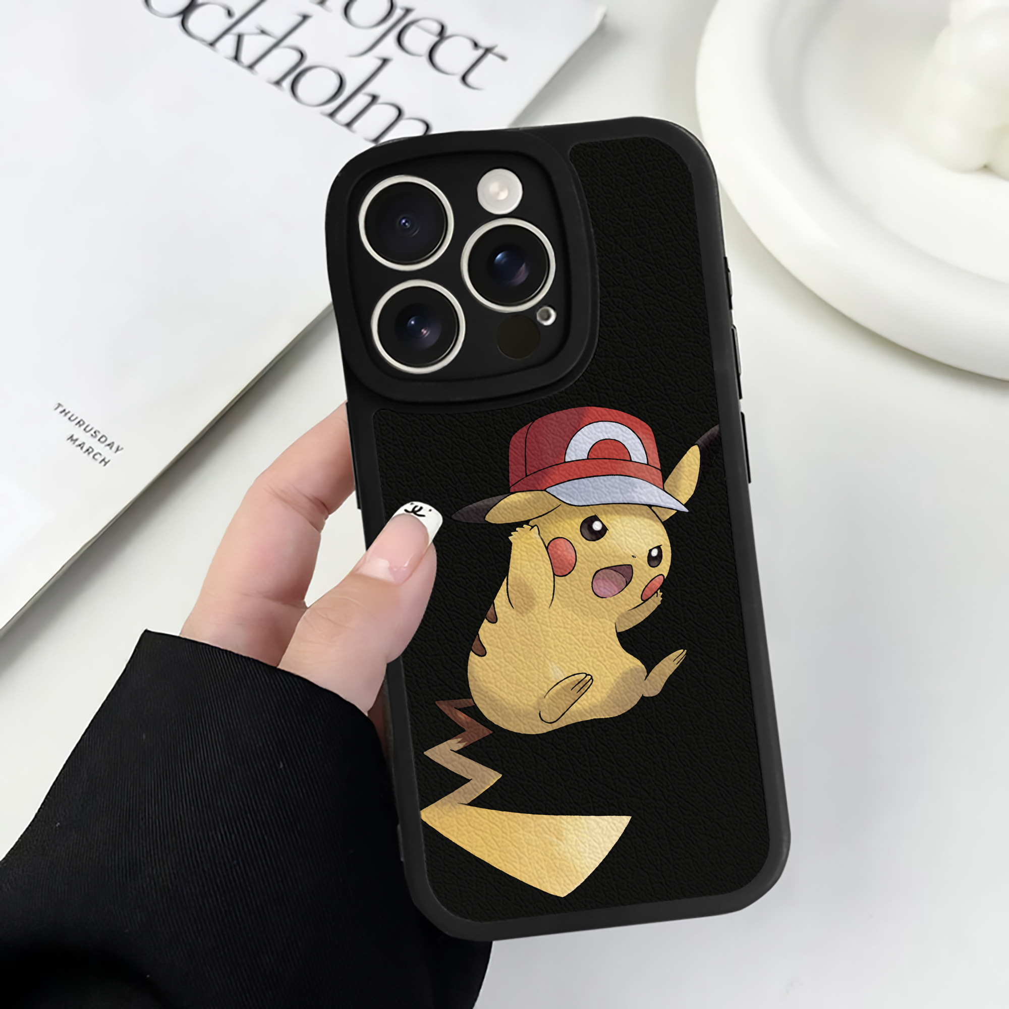 （画像用） ポケットモンスター Pokémon 【iPhone 16シリーズ対応】シリコンスマホケース（レザー調） 材質：シリコン